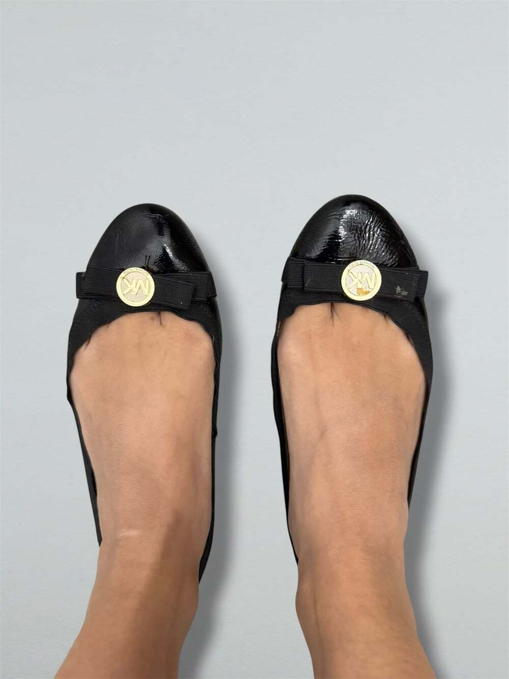 Black Patent Toe Ballet Flats Bow Gold Logo Women’s Size 6.5